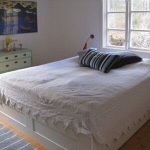 Sovrum med en dubbelbädd och en våningssäng.